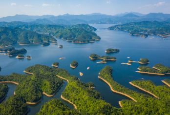 千岛湖中心湖区一日游【月光岛+梅峰岛/黄山出发/可淳安离团】【[一价全含]千岛湖门票+游船、导游服务、市区往返交通、中餐，安心出游，品质保证；】