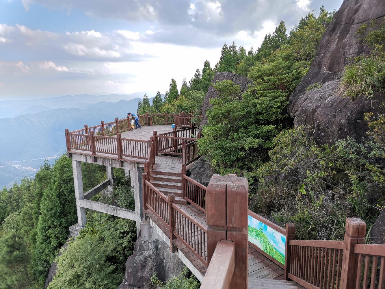 雪山岩