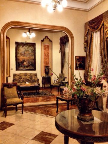 话…老旧的电梯更是令人吃惊… 但步入酒店大堂,精致的维多利亚式装修