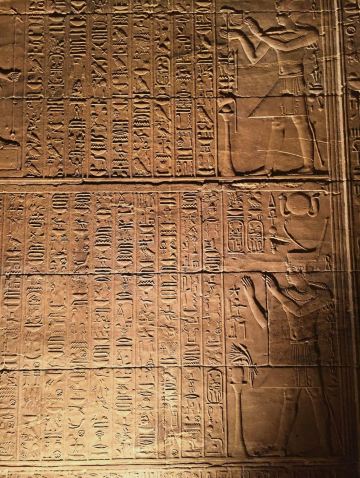 王与神在对话,满满的象形文字是对话内容 菲莱神庙