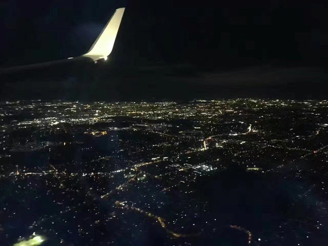 當看到,傍晚飛機快降落時窗外奧克蘭城市夜景如一顆五角星閃耀,我竟然