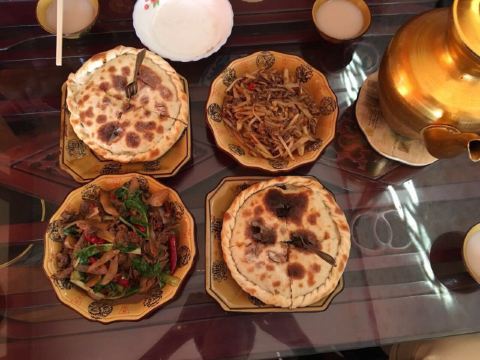 当晚我们就住在藏区红原县城,就餐时点餐的藏族姑娘竟然不会汉字,而且