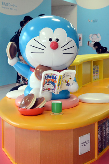 供6岁以下儿童进去玩耍;还有两个机器猫造型的扭蛋机,一个缩小门,一个