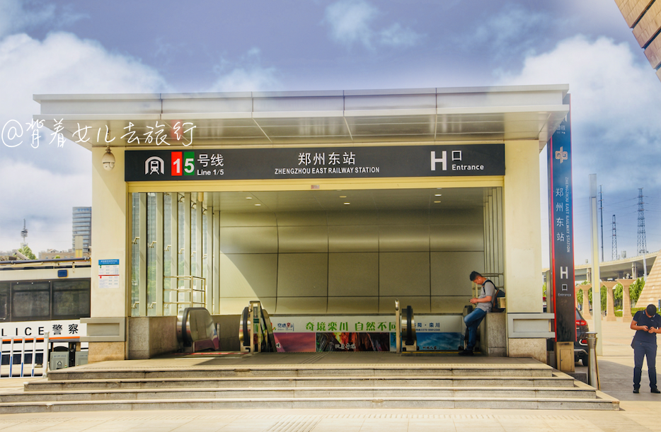 外地游客第一次坐郑州地铁,50公里只花8元钱,人少不挤还干净