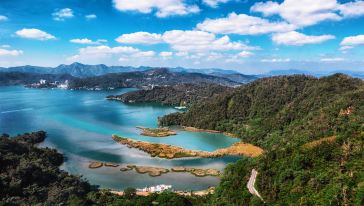 是台湾地区规模较大的天然湖泊,又称龙湖,是闻名遐迩的山水佳胜