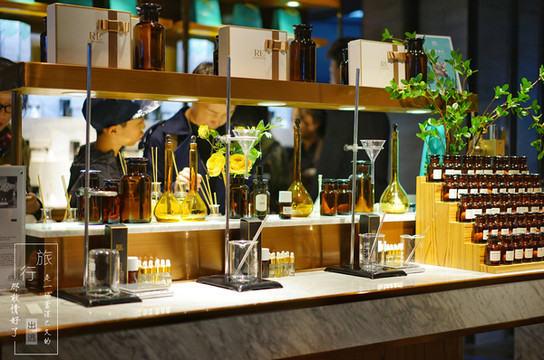 这家调香室,像是一个实验室,可以亲自调配