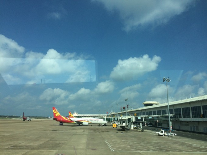 航班10點左右到達海口美蘭國際機場 下飛機的路上手機隨手拍了一張