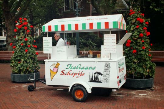 门口的冰淇淋摊