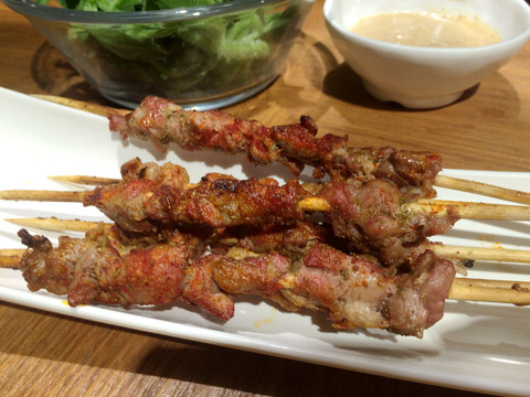 和田羊肉串#用竹签串起来的每串5元的和田羊肉,烤后肉色红润,外焦里