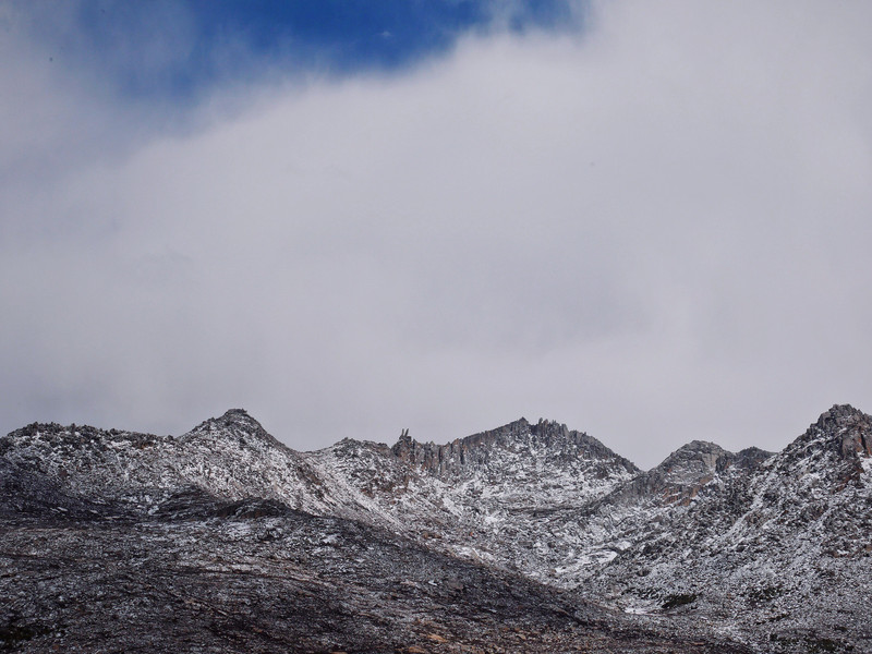 是理塘去往稻城,亚丁的必经之地,海拔4696米,远观酷似兔子耳朵屹立在