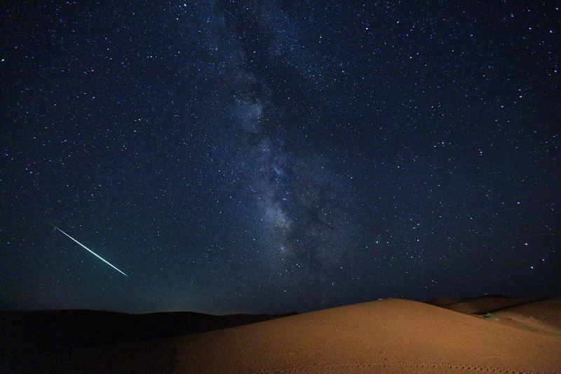 头枕星河仰望星空
