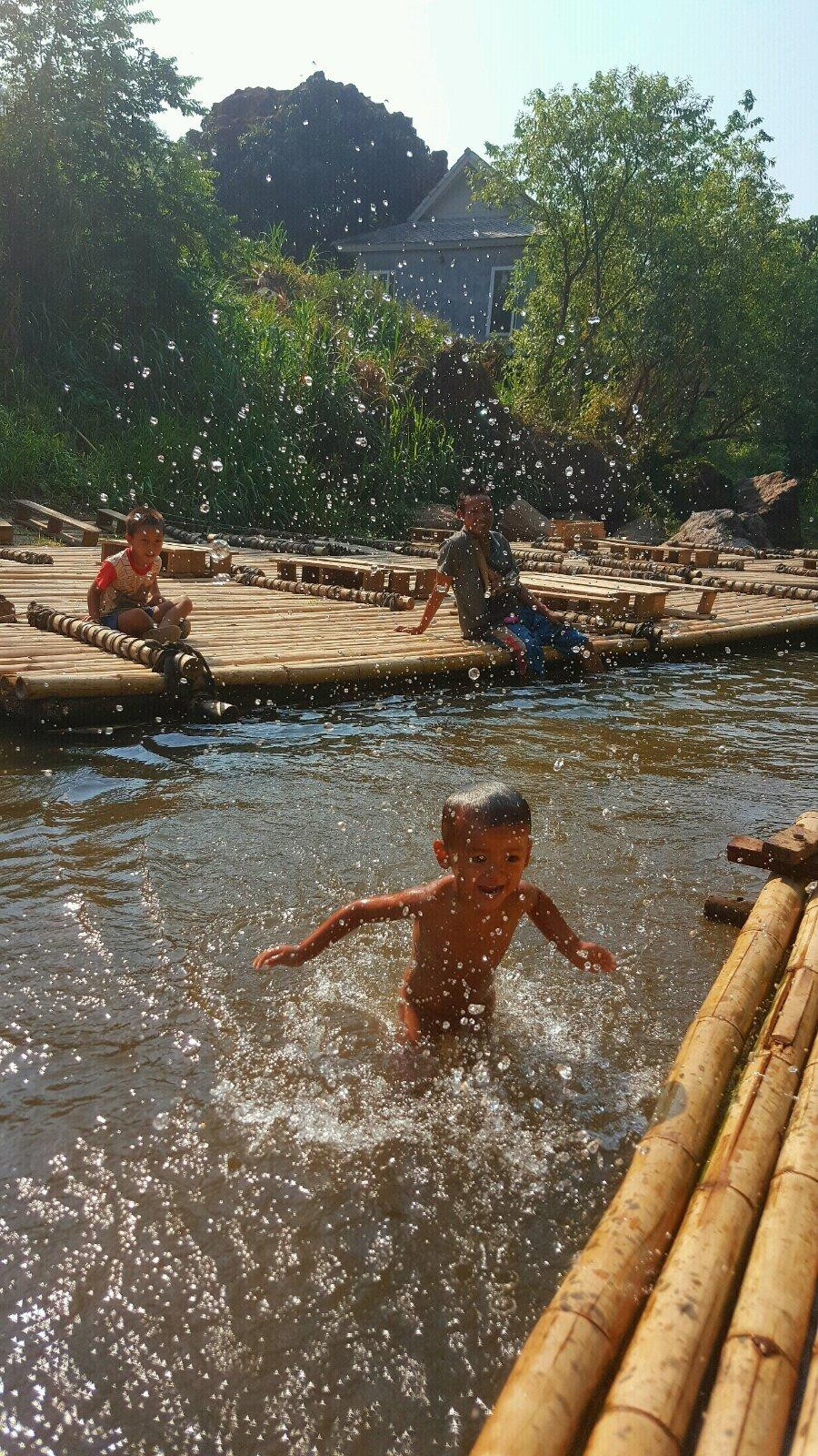 村童戏水摄影图片图片