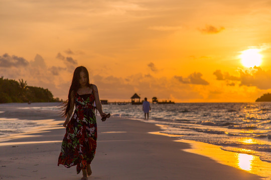 拍了很多视频,他的本意是让我演绎一名迎着夕阳在海边漫步的温柔女子