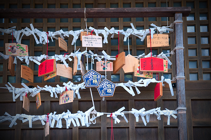 神社主殿前的绘马.