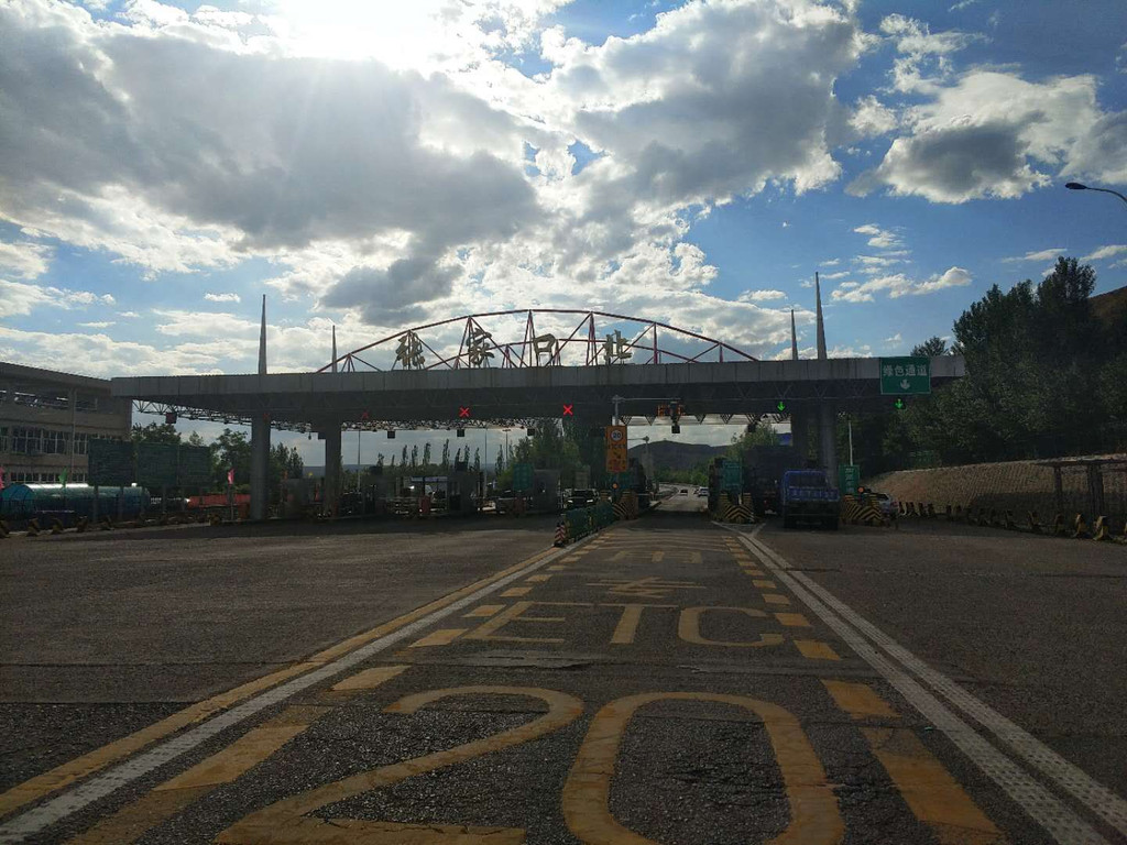 第二天:草原天路-野狐岭军事旅游区-天路西线-鸡冠山-天路东线-桦皮岭