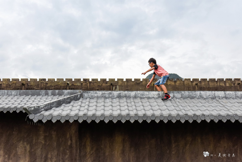 飞檐走壁的小孩子 100f0w000000kk1hc0901_R_800_10000_Q90.jpg