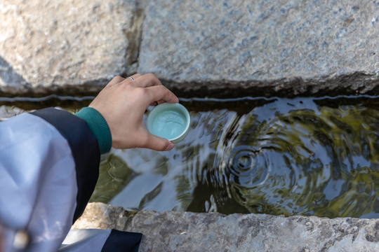 曲水流觞,是中国古代民间的一种传统习俗,后来发展成为文人墨客诗酒唱