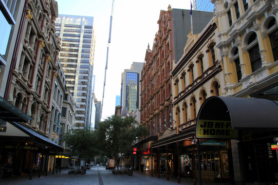 纽约第五街,巴黎香榭丽舍大道,伦敦牛津街,悉尼皮特街和香港铜锣湾