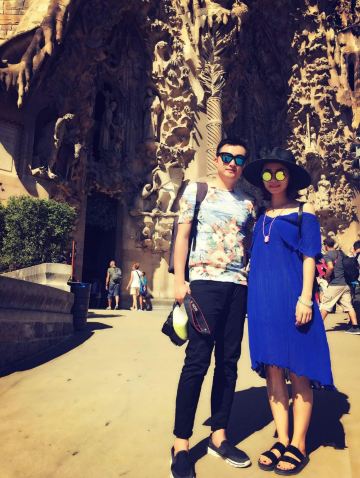 接着,跟老公抓紧时间去了大英宫办理退税,拿着打折卡里的钱随便换了件