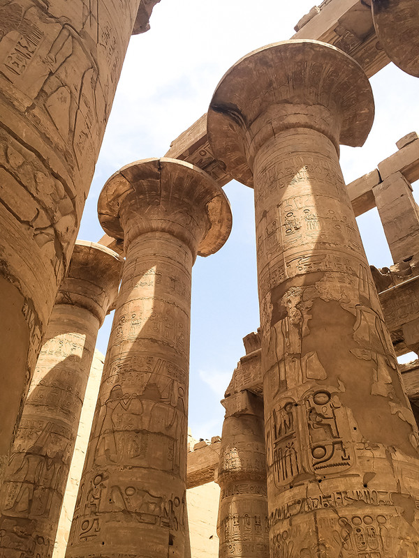 神庙的门口有座大城墙,两排狮身公羊头石像在门外守护.