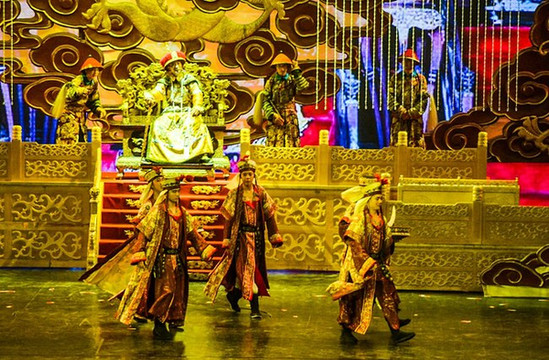 明清民居博览城 →梦幻谷→秦王宫→贵宾楼→清明上河图→ 华夏文化园