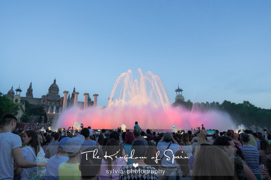 小贴士:魔幻音乐喷泉是1929年世博会期间的作品,喷泉表演仅在周末的