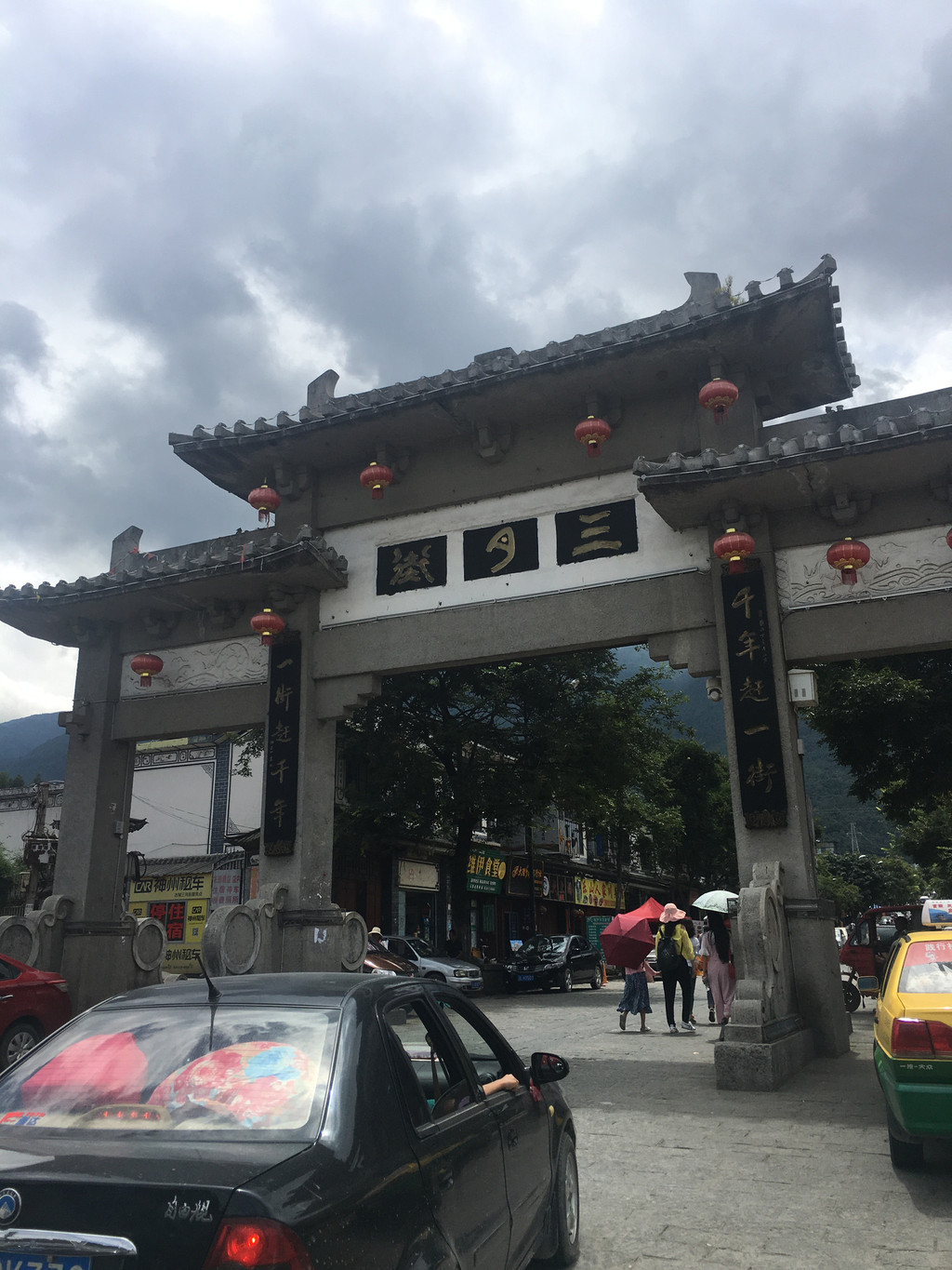 位于大理古城苍山门对面的三月街,牌坊的左边就可以看到神州租车的