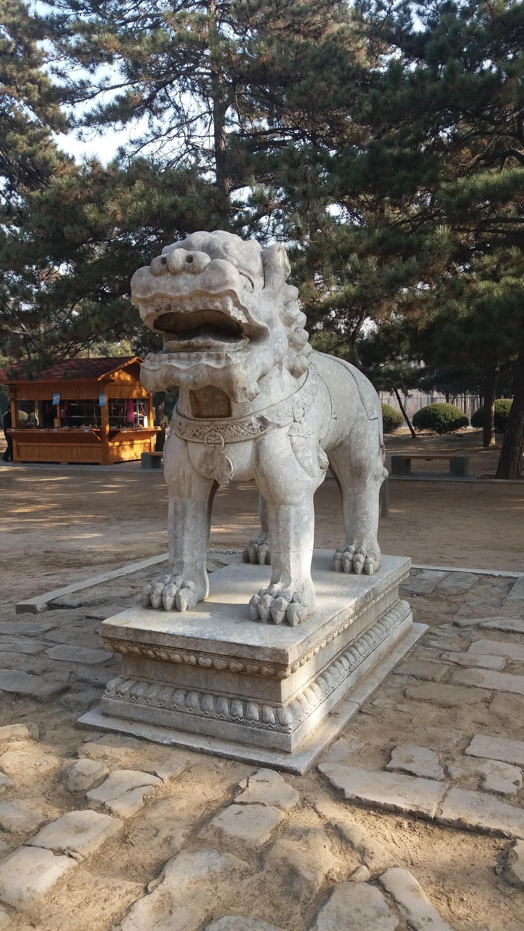 清西陵泰陵石像生只有五對:獅子,大象,駿馬,武將,文臣.