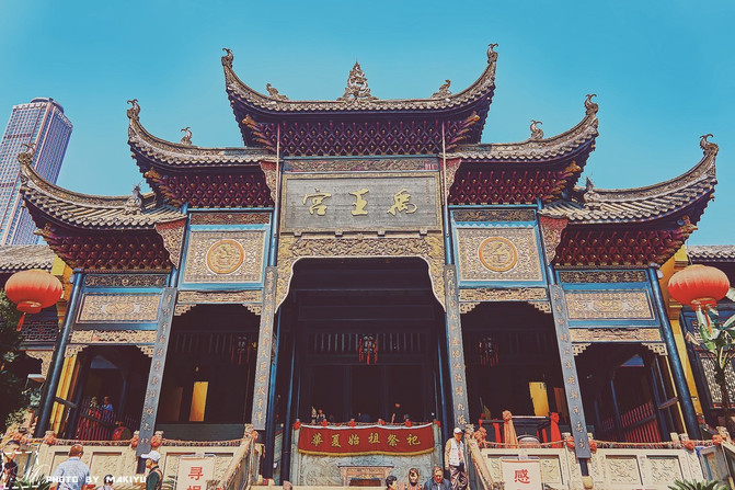 禹王宫,这个我知道,里面供奉的是大禹 这个门头做的真是漂亮,飞檐翘角