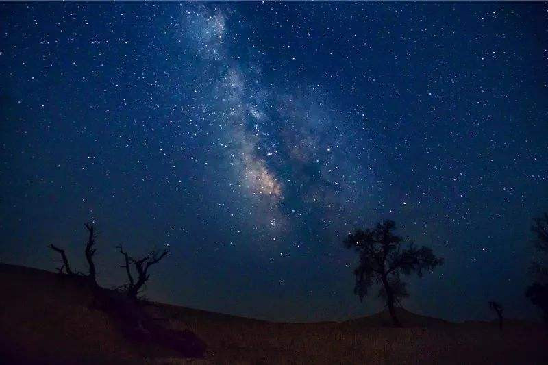 头枕星河仰望星空