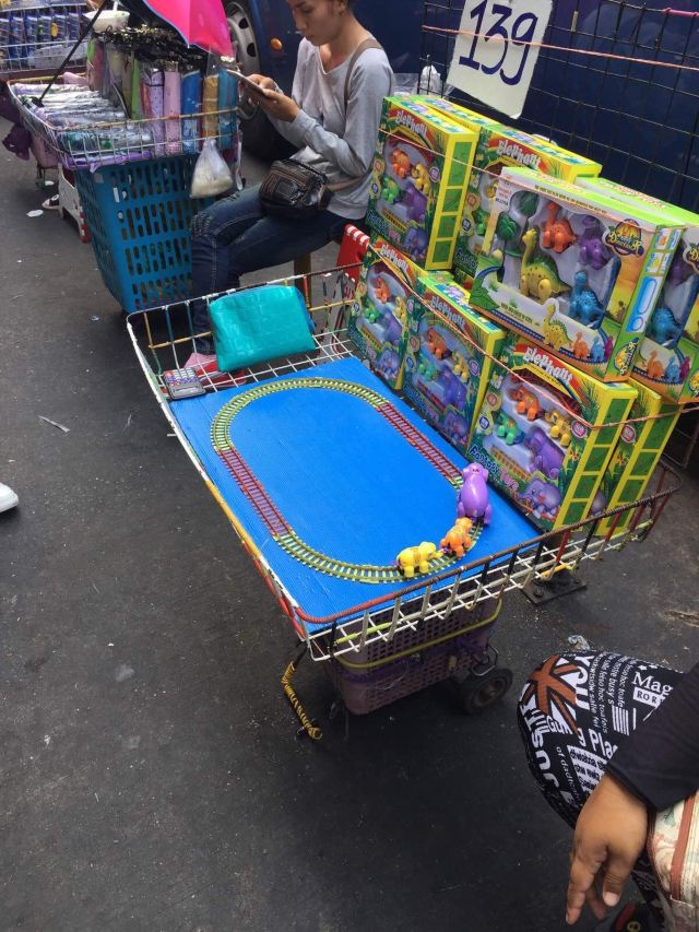 出来街边都是这类小摊(知道你们游客喜欢带孩子来,所以基本都是卖玩具
