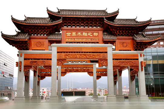 大家一定都深知有这麼一个地方,那就是被誉为"中国木雕之乡"的东阳