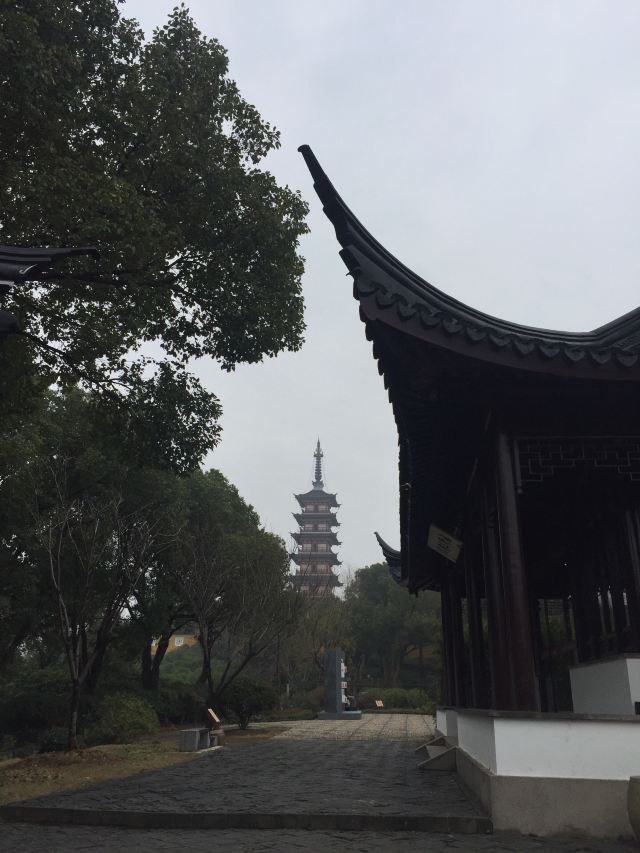 光福寺里的一座高塔,有几十年历史,在一座山上.景色不错