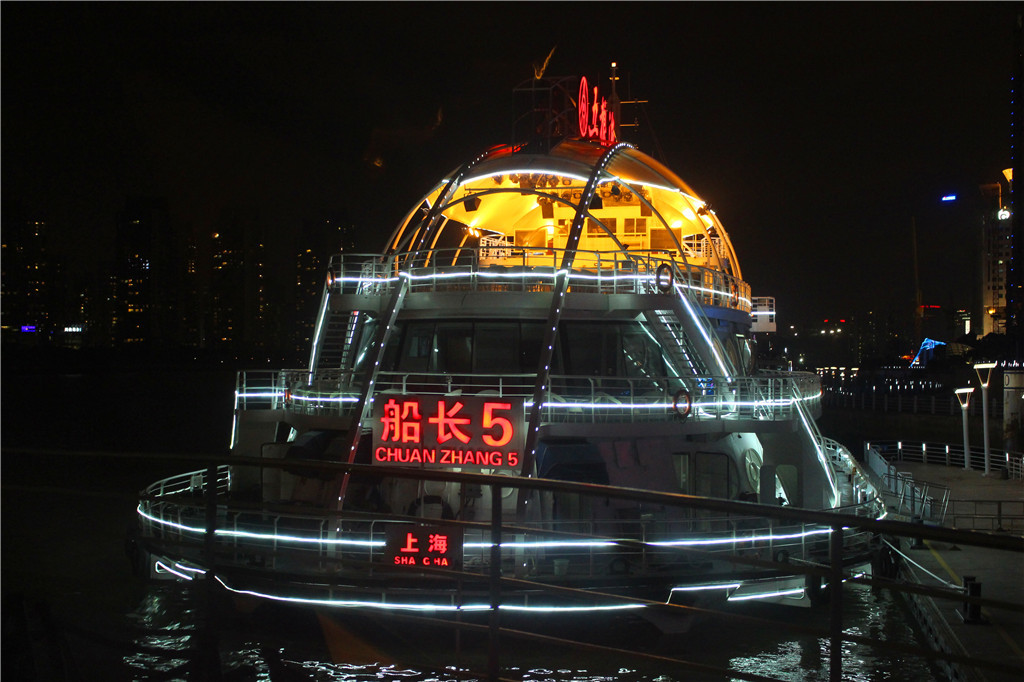 夜幕降临,华灯初上,上海的夜生活刚刚开始,夜游江船,欣赏美丽的外滩