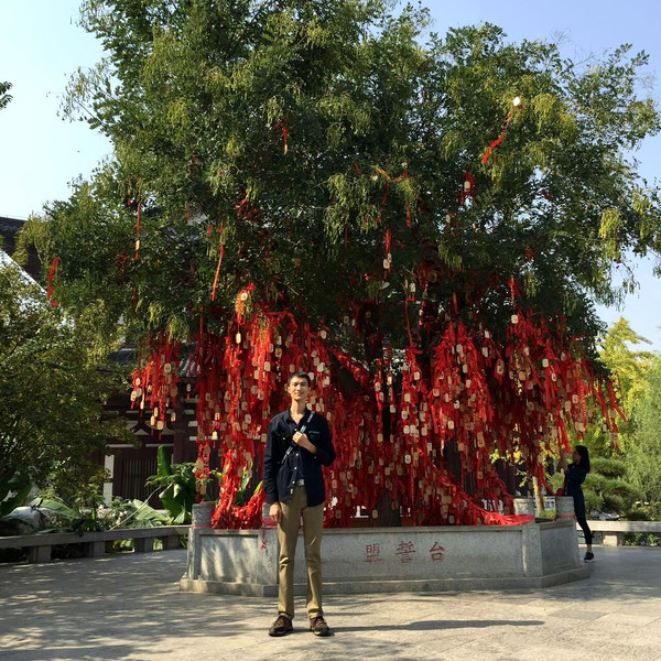 路过一个盟誓台,单身狗就合个照求个姻缘吧