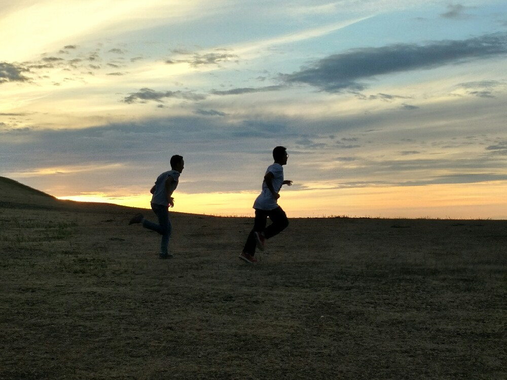  晚霞中奔跑的少年