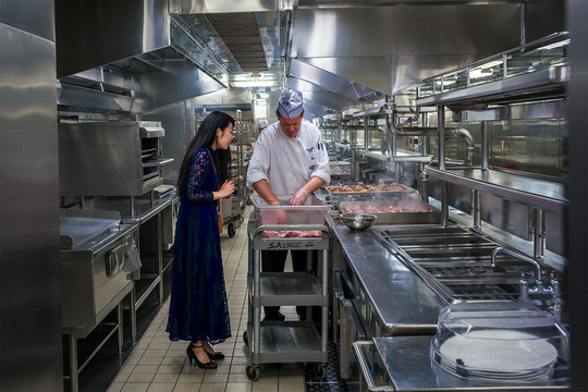 走进后厨参观:一艘邮轮至少需要150—160吨食物,254人的厨房团队在