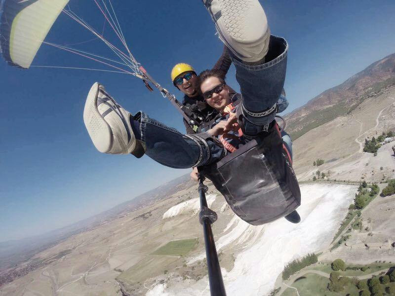             带自拍神器的滑翔伞