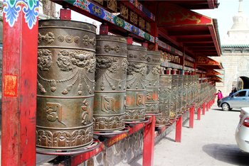 塔尔寺塔尔寺然后白塔下去一点在西山门那边两边都有转经筒,我也带着