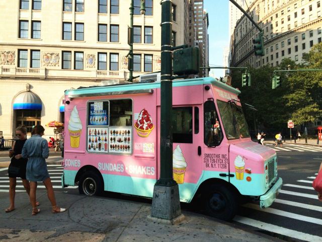 血拼完看到路边粉嫩的冰淇淋车,必须来一个!