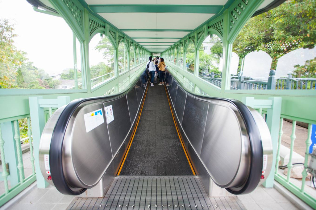 哥拉巴公园 沿着这个长长的滚梯就到了山顶.