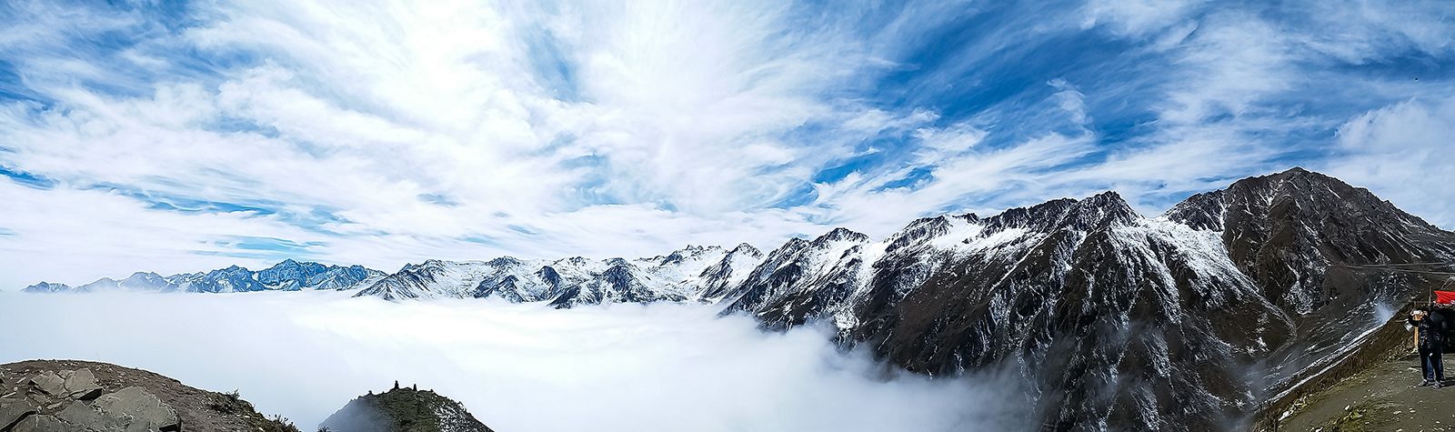 巴郎山山腰观云海