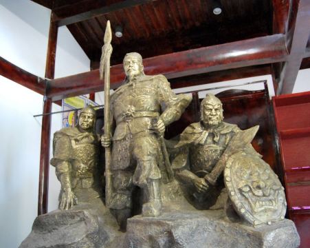 殿内正中姜维全身甲胄,左右陪祠张疑,廖化,张翼,董厥四将,前面置大案