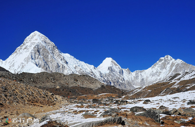 這三座大雪山連在一起,如同雄鷹展翅般,非常壯觀.