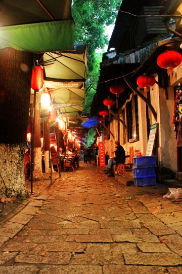 特别喜欢这样的小巷.