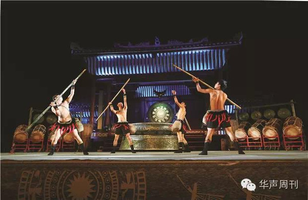 刘国雄到广西民族村观精美的大型乐舞剧"铜鼓台"