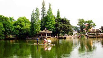 芦笛岩芳莲池休闲竹筏_副本