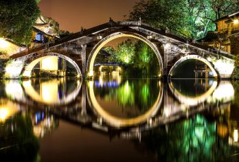 杭州西湖游船+雷峰塔+乌镇西栅夜游一日游【纯玩含门票市区接】【杭州市区上门接，高品纯玩无购物，门票全含无自费，行程透明无套路！】