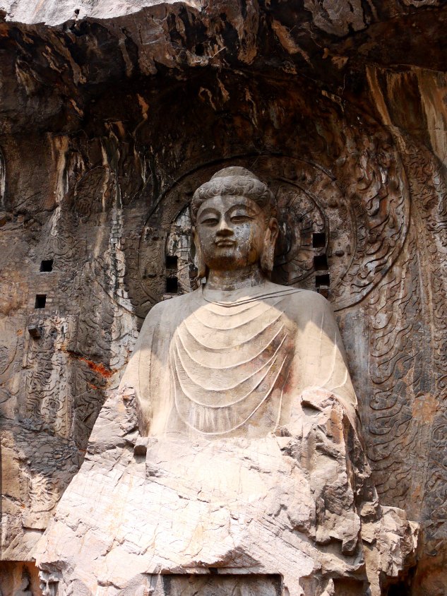 卢舍那大佛是龙门石窟最大的佛雕,据佛经说,意即光明遍照.