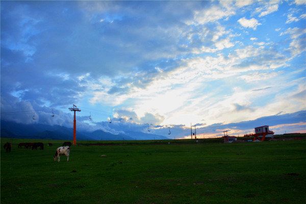 巴里坤草原 此時已近9點,夕陽西下,晚霞爛漫,真正的風光大片由此開始.